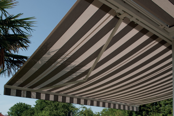 Comment changer la toile d’un store banne ?